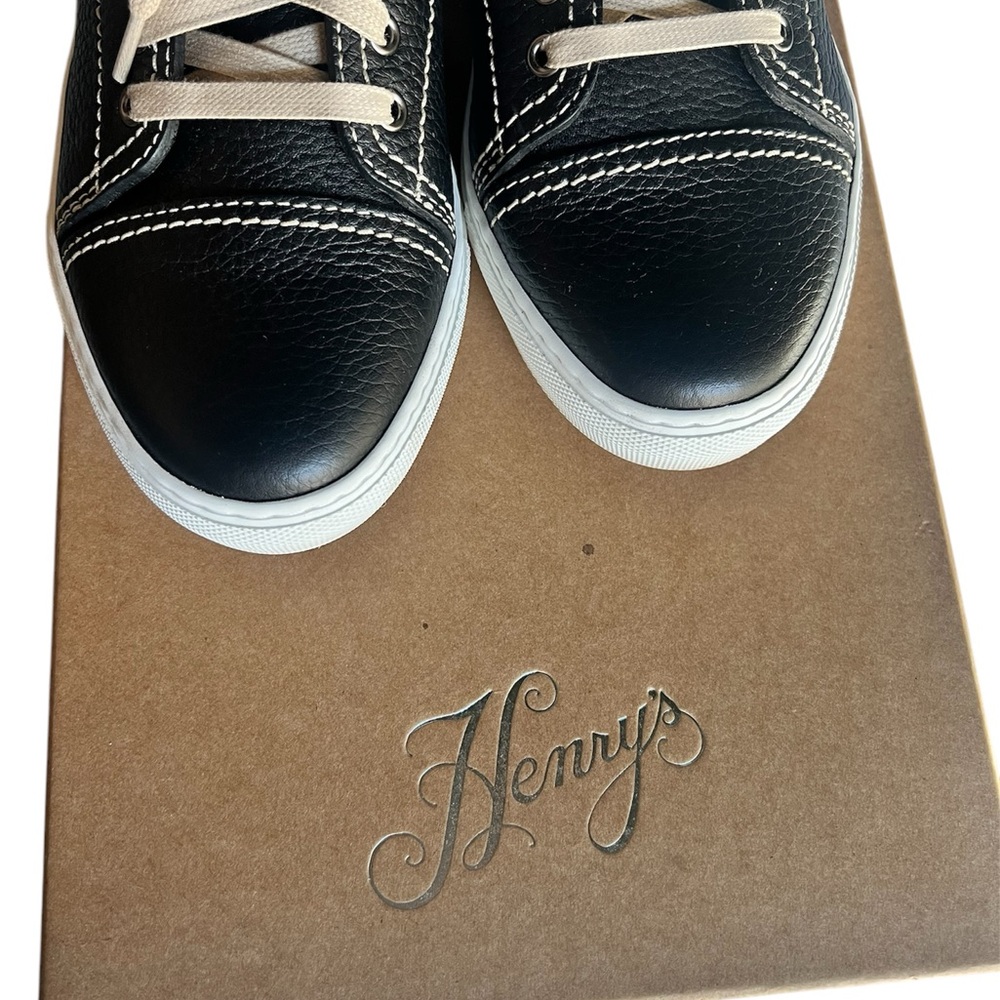 Dooney&Bourke black leather shoe with contrast stitching, beige laces. Size 9